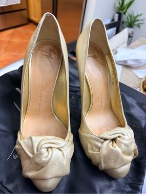 Giuseppe Zanotti Metallic Gold Knotted Peep-Toe Pumps